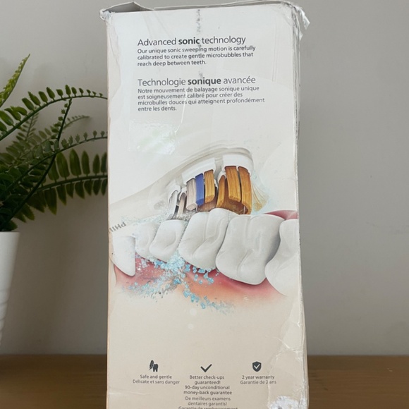 Philips Sonicare DiamondClean Smart 9500 Electric Toothbrush Set – Bluetooth - Picture 3 of 4